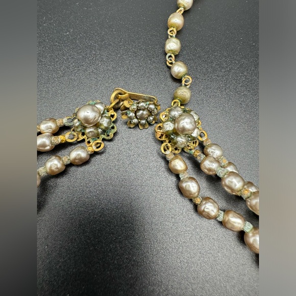 Vintage signed MIRIAM HASKELL Pearls Three Strand Necklace 13'' with 2.5“ extend - Picture 15 of 16